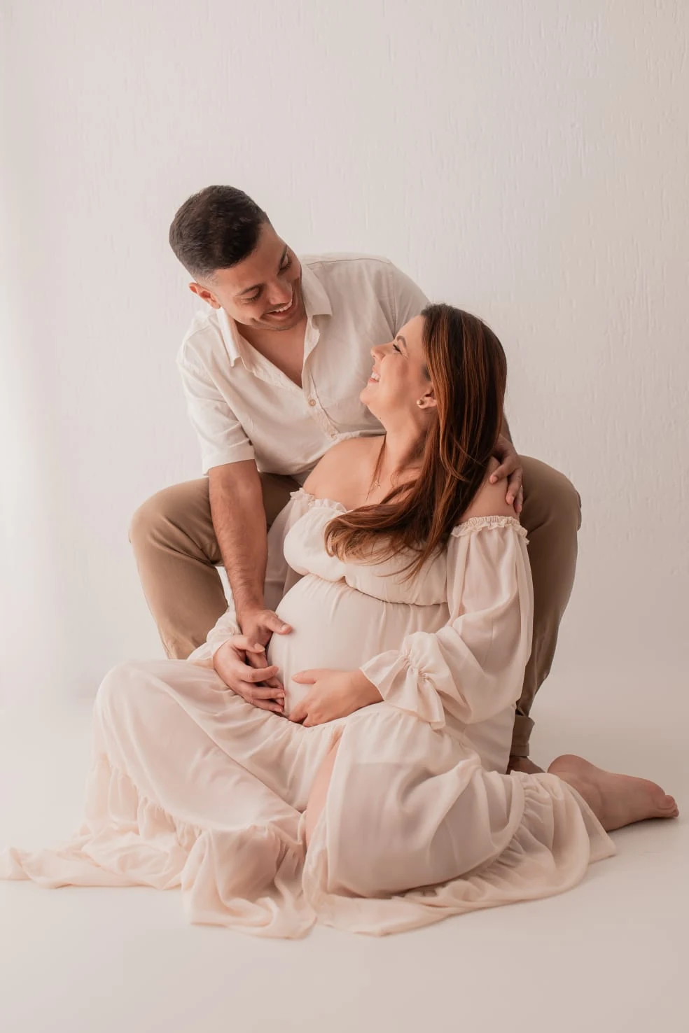 Victor e Luana sentados, olhando um para o outro