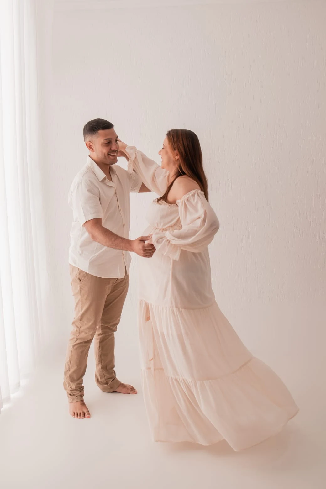 Victor e Luana dançando durante o ensaio